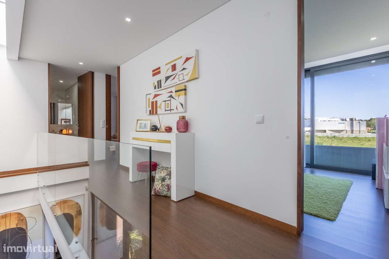 Excelente moradia moderna, local recatado com piscina-31