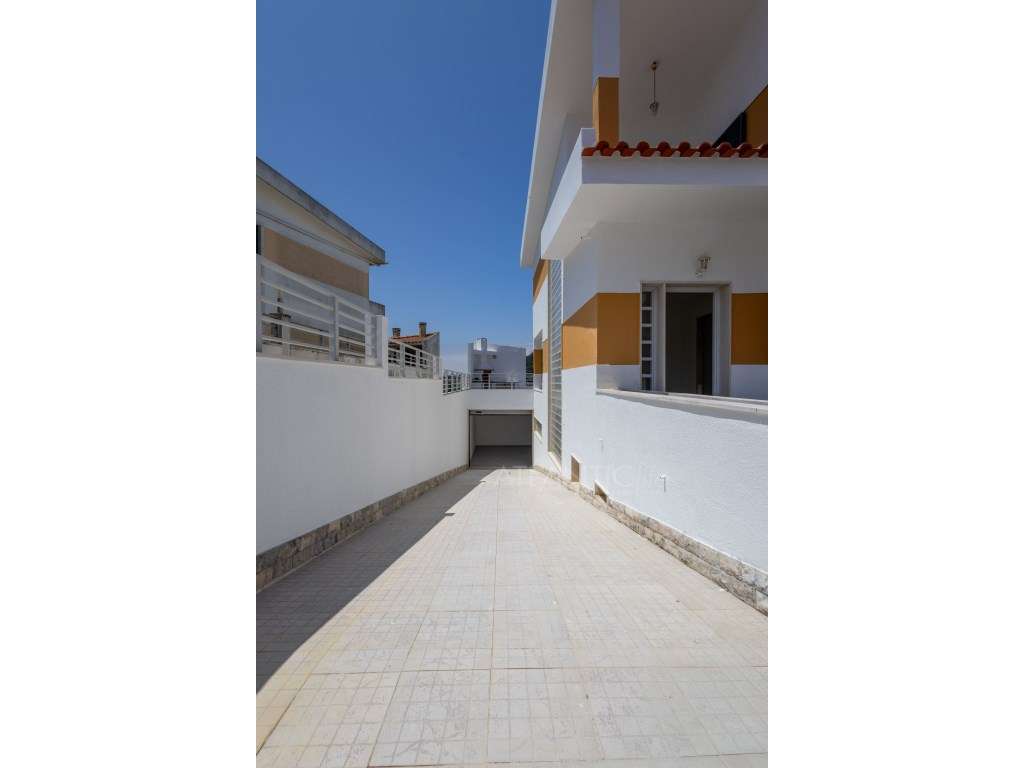 Moradia T3 Amadora com Excelentes Áreas e Espaço Exterior-27