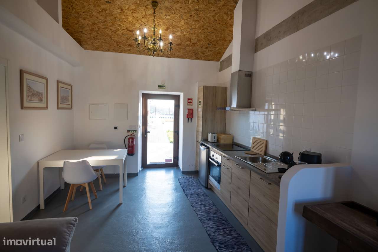 Moradia T-1 com logradouro, piscina, estacionamento.-5