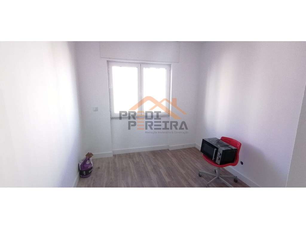 Apartamento T3 totalmente remodelado - Santo António dos Cavaleiros...-11