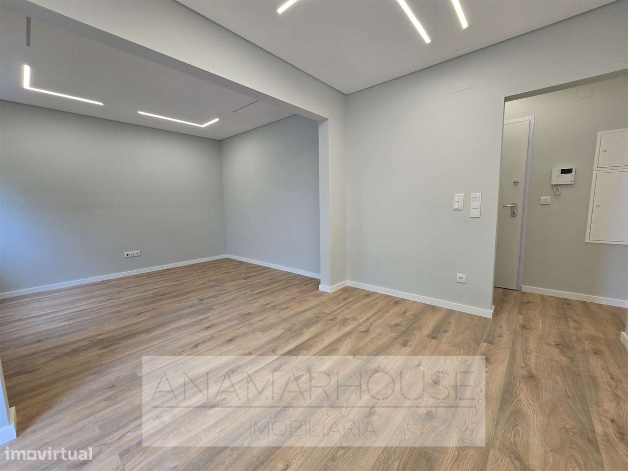 T2 Remodelado com varanda na Mina de Água, Amadora-4
