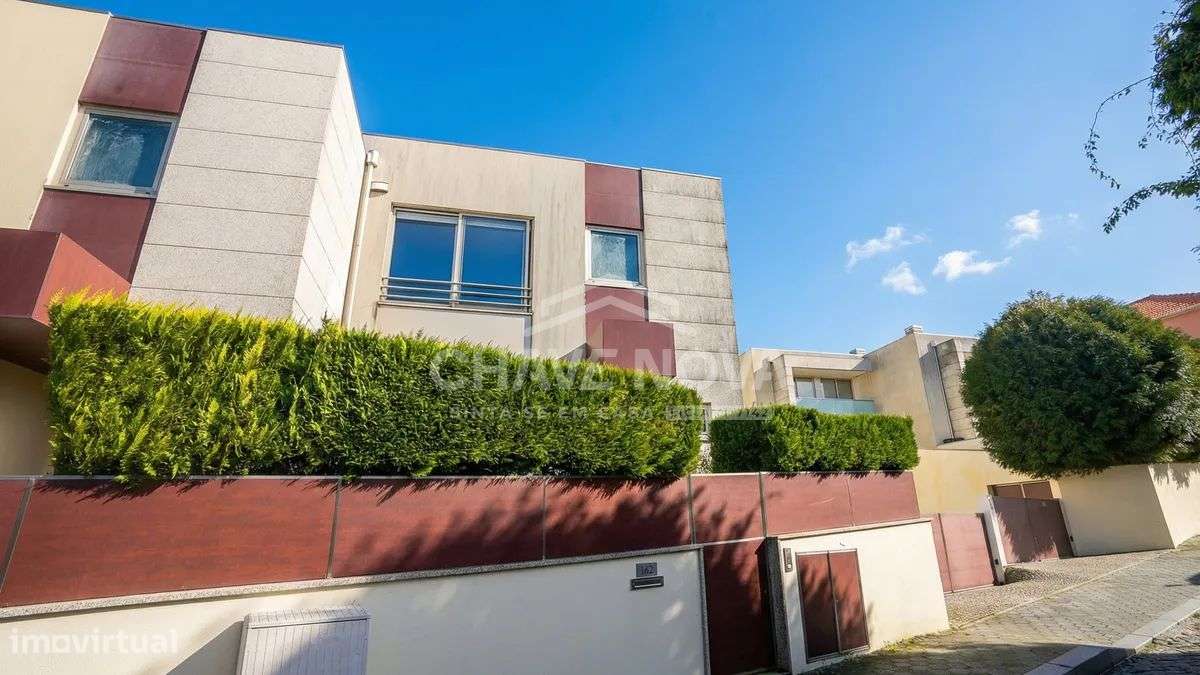 Moradia Geminada V3 c/ Garagem Box em Oliveira do Douro - Grande imagem: 2/33