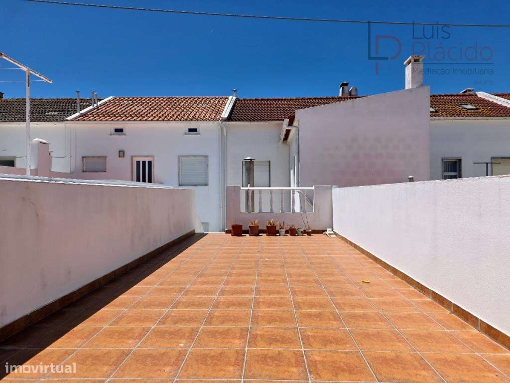 Moradia com 5 Quartos c/ Garagem + Anexo T1-35