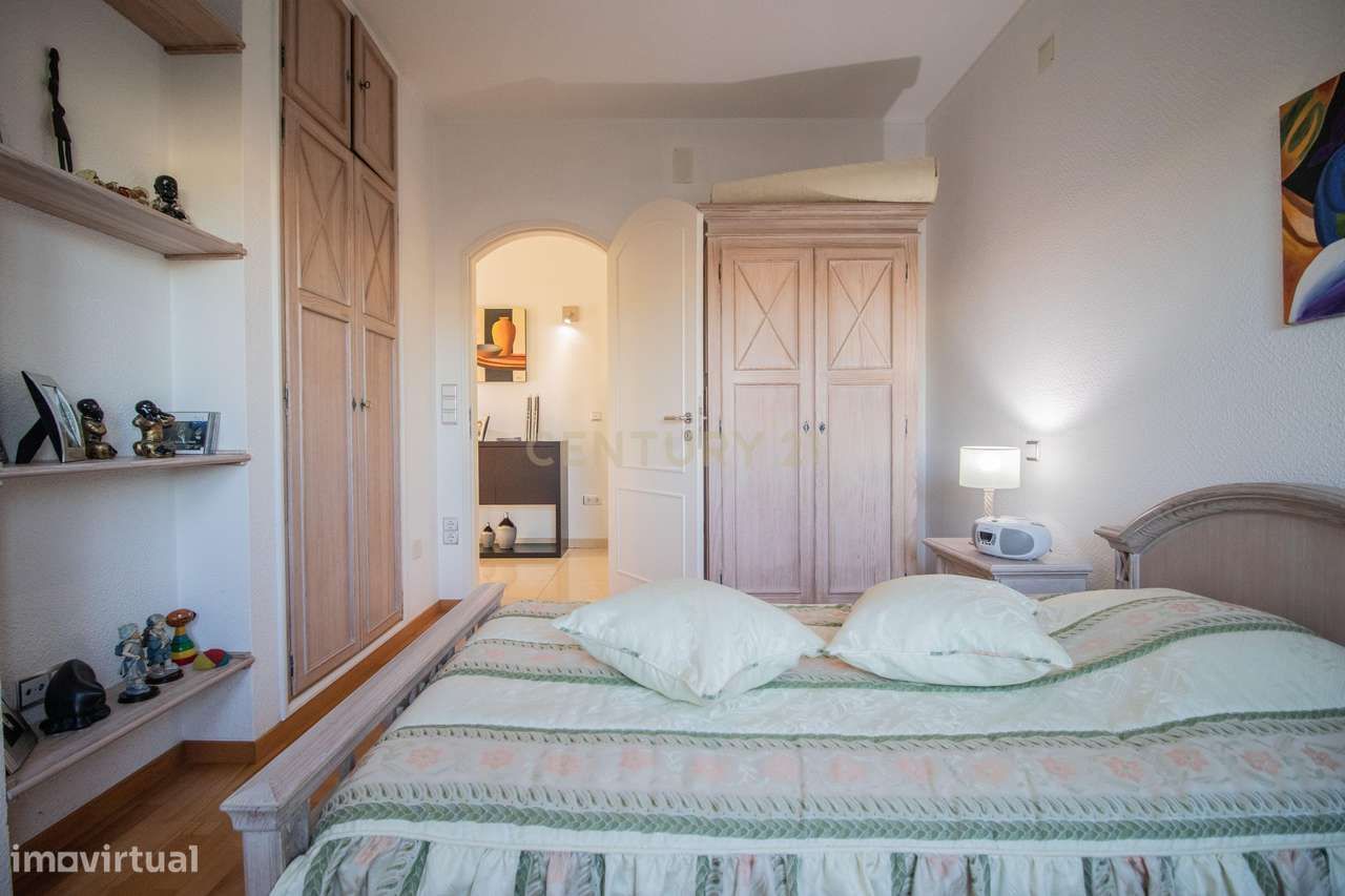 Moradia com piscina, terreno e anexos em Vieira de Leiria e a 2km da p-59