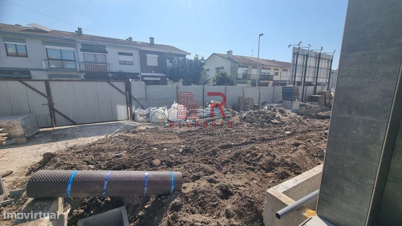 Apartamento T2, com 2 suítes, varanda, jardim e garagem-21