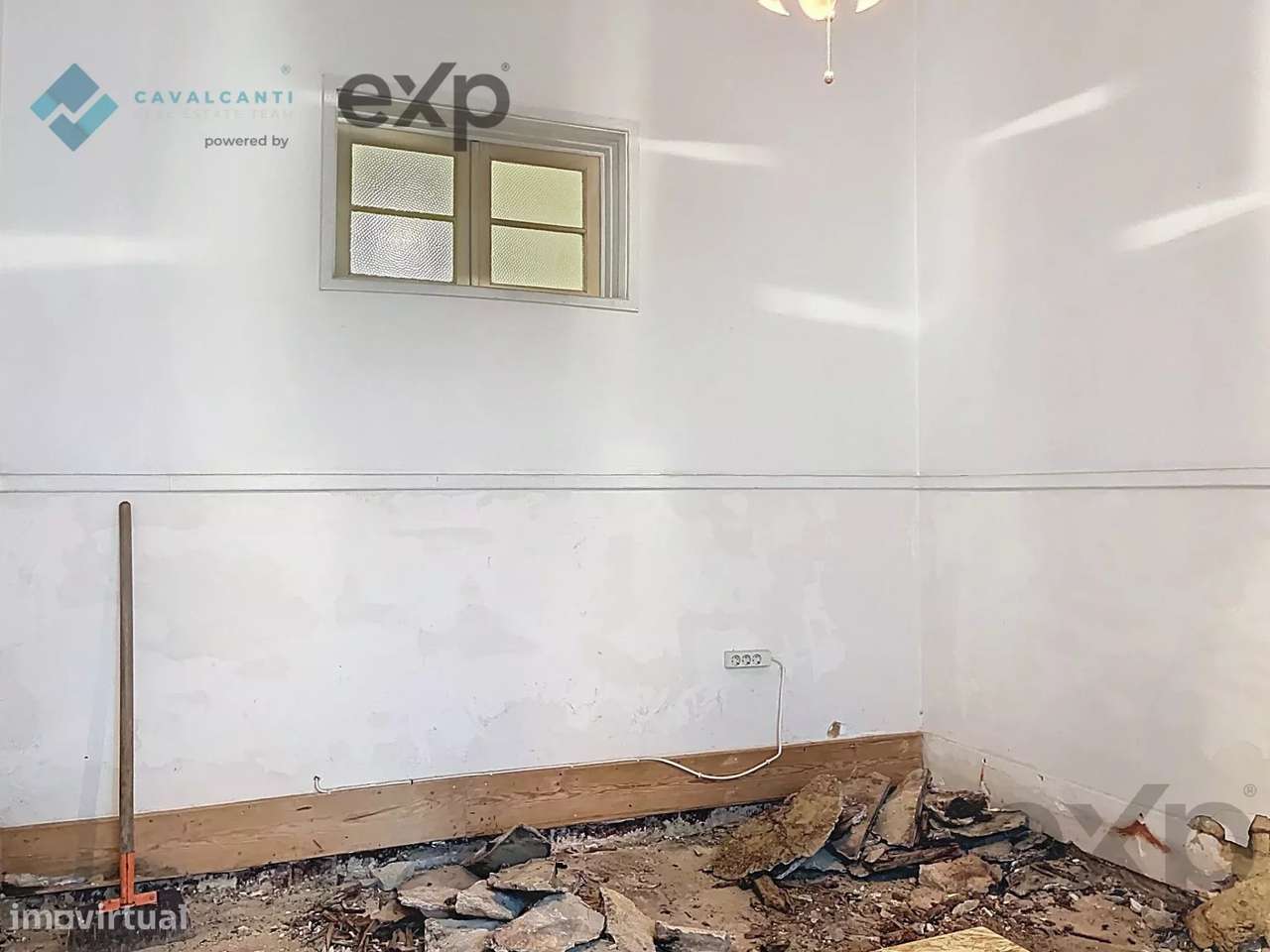 T3 com charme e logradouro Para Remodelar – Lisboa-22