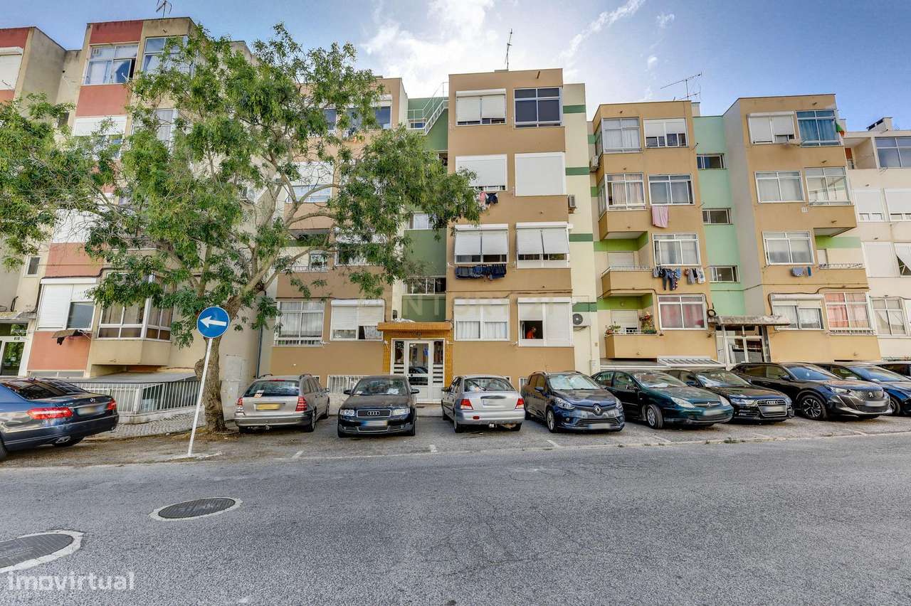 T3 com Vista Rio Desafogada e Excelente Localização em Forte da Casa-24