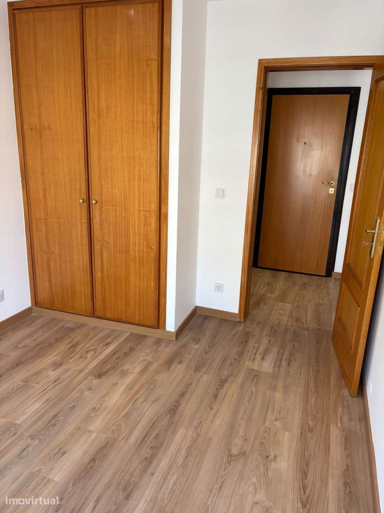 T1 Renovado com Garagem Fechada e Varandas, Vilar de Andorinho-4