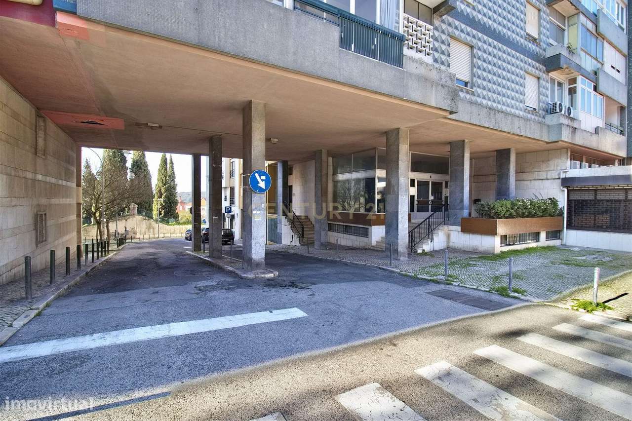 Apartamento T6 com Terraço e Vista 360º em Campolide - 314m²-40