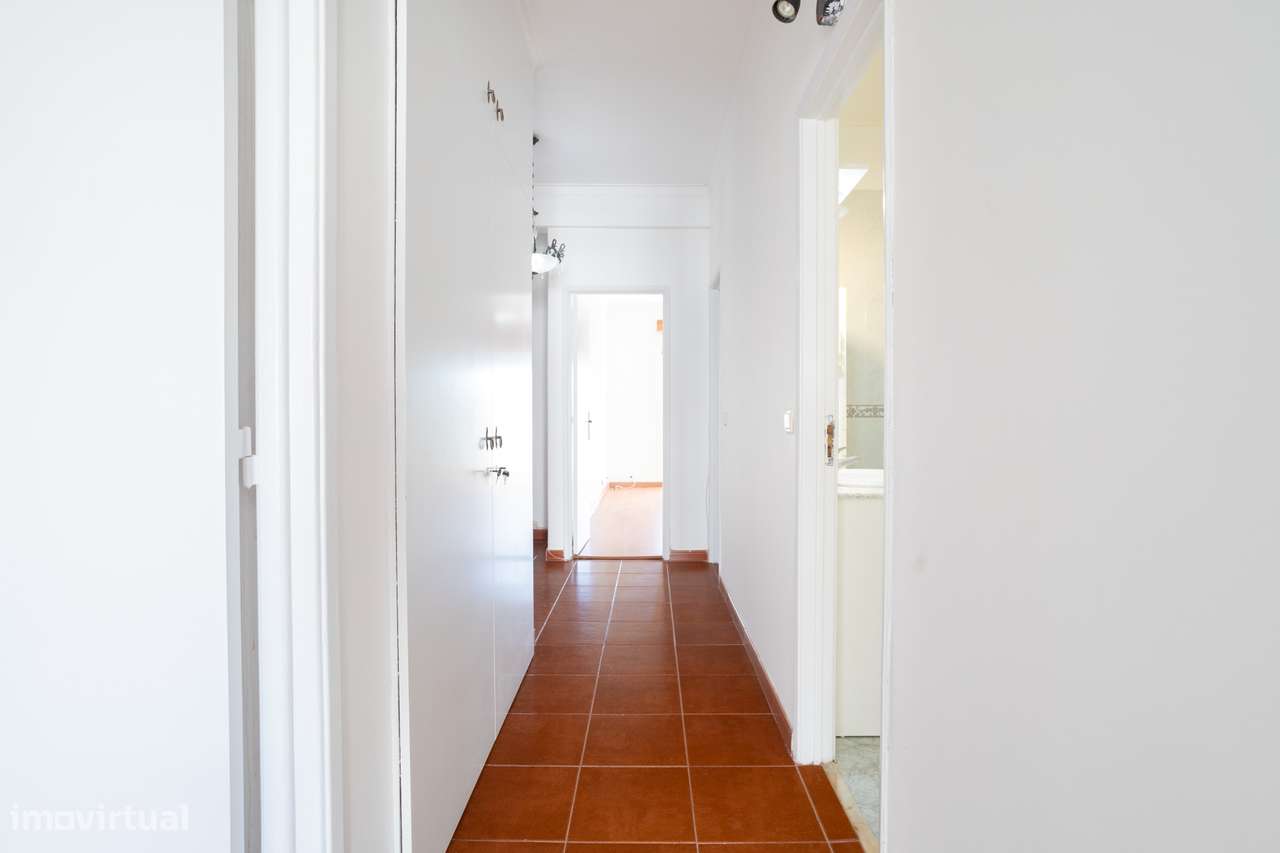 Oeiras, Apartamento T2 – Potencial para Criar e Renovar ao Seu Gosto!-11