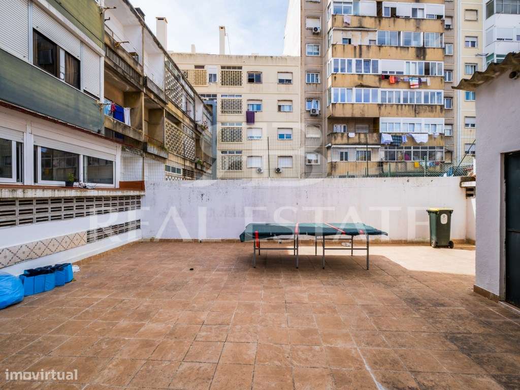 T2, para remodelação total | junto à Praça de Espanha | centro de L...-28