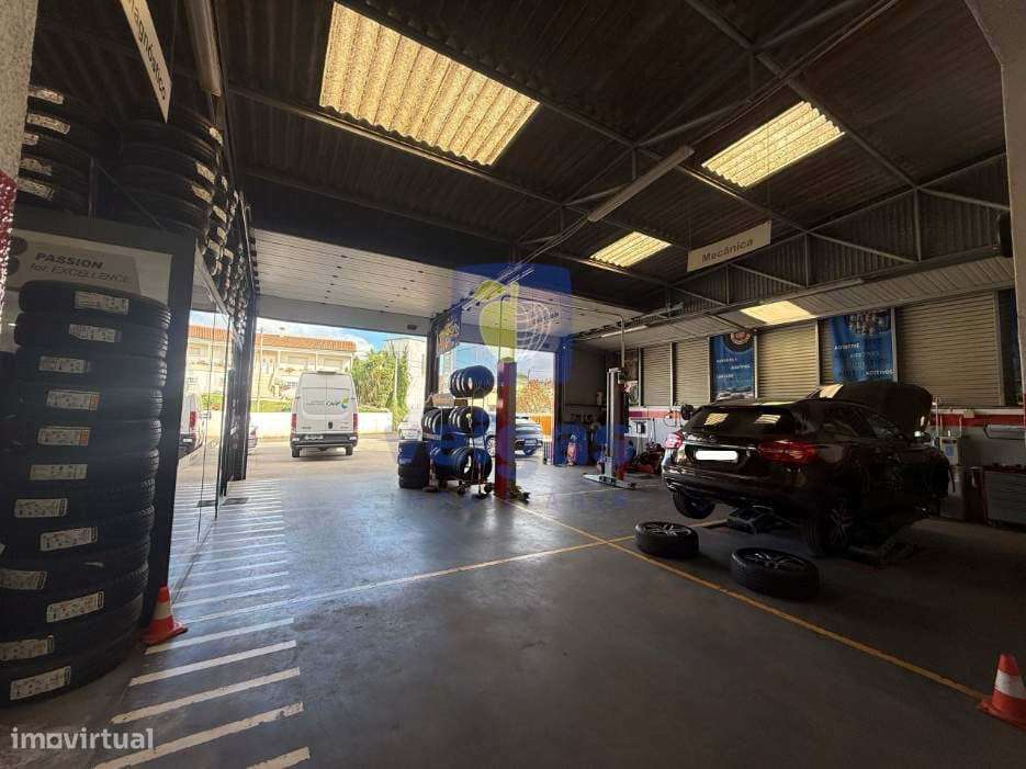 Trespasse de Oficina Automóvel Totalmente Equipada em pleno funcioname - Grande imagem: 2/49