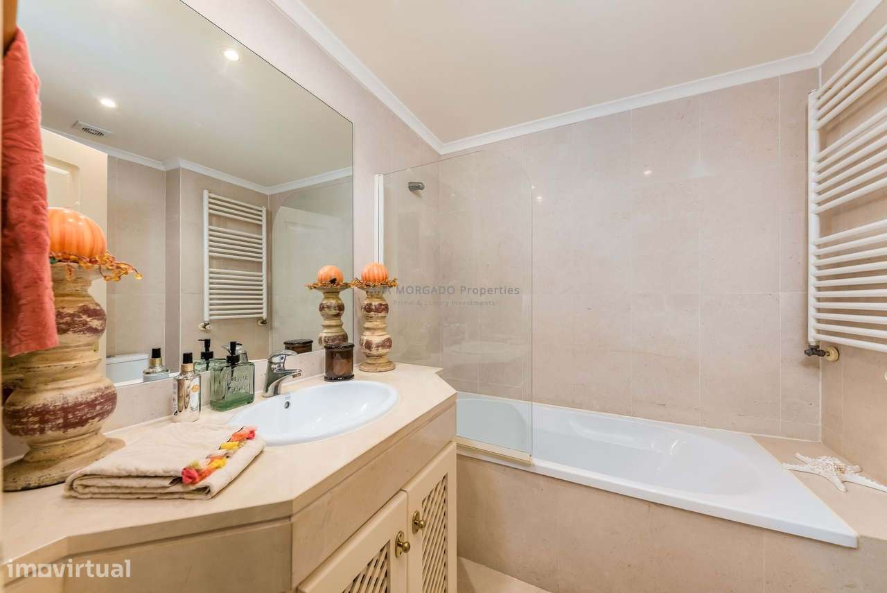 Moradia T4+1 Geminada na Quinta da Beloura — Luminosidade, Conforto e-41