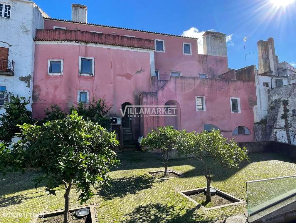 Edifício com 3 pisos da banca situado no Centro histórico de Portalegr-13