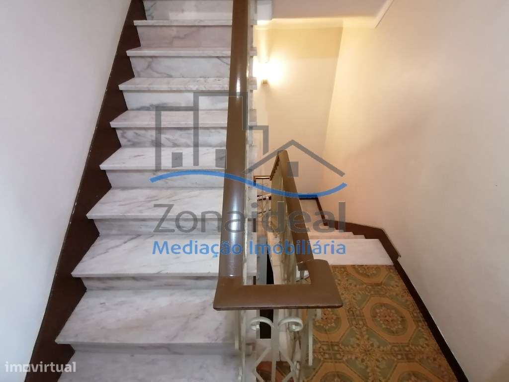 MORADIA COM 2 PISOS , OITO DIVISÕES, GARAGEM E LOGRADOURO - LOCALIZ...-12