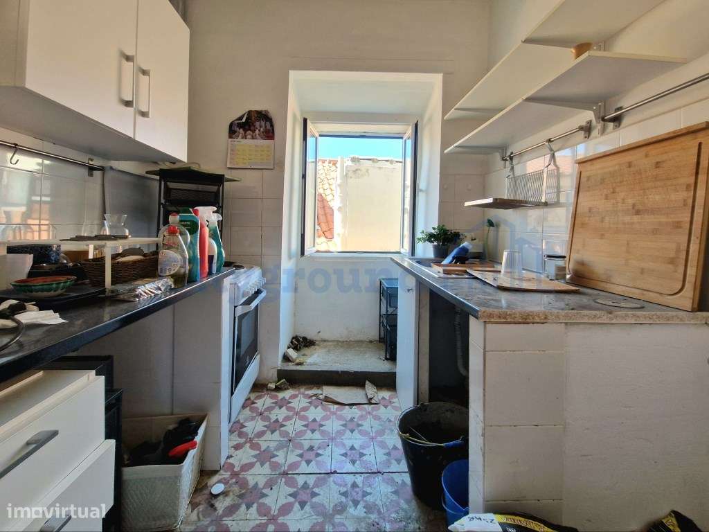 Apartamento T2 Duplex no Príncipe Real para reabilitar a seu gosto-6