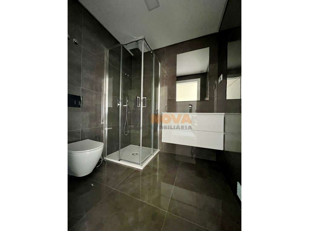 Apartamento T3 com Box para 3 Carros em Condomínio Privado com Piscina-10