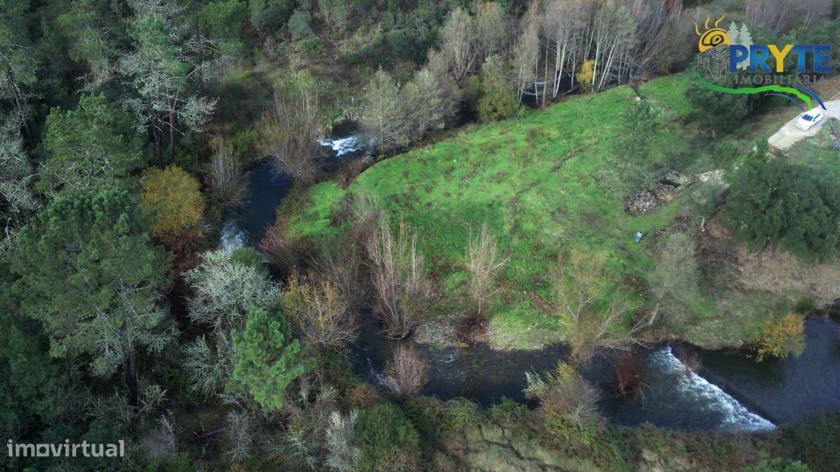 Ruína a confinar com Ribeira-6