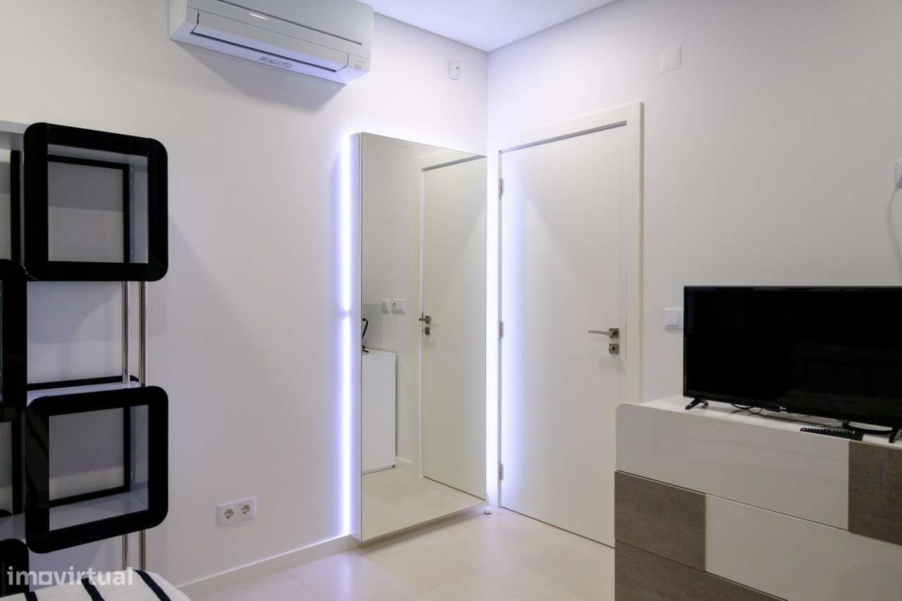 Moradia T4 com Piscina e Jardim na Aroeira, Almada-16