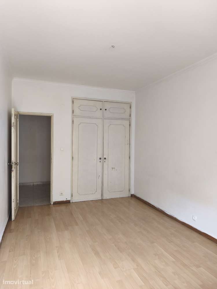 T2 Oeiras, Em Remodelação Total, Bem Localizado, Com Arrecadação.-14