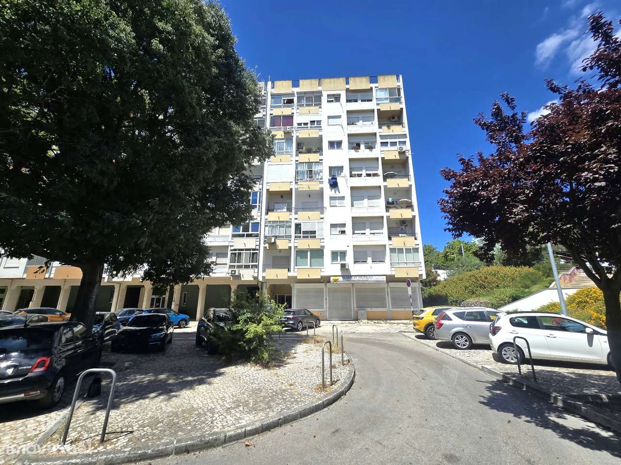 Excelente Apartamento T2 renovado com Open Space e Varanda - Almada-30