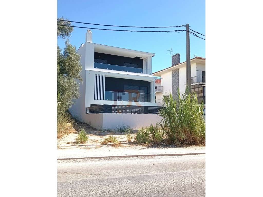 Moradia Pronta T4 com Garagem ,Ginásio e Piscina Sobreda-15