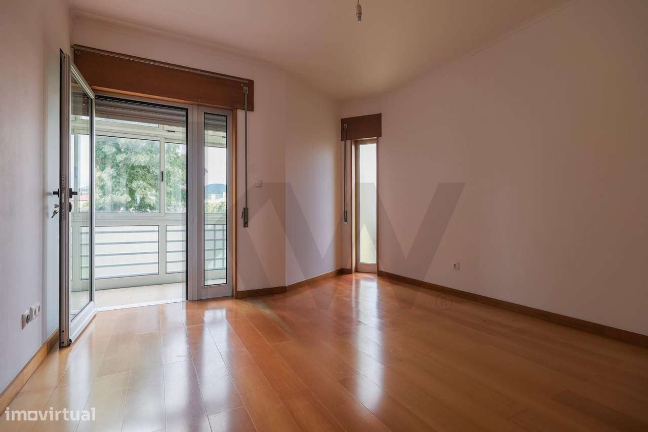 T2 Duplex com 132 m2, Terraço de 60 m2, Estacionamento e Vista sobre P-14