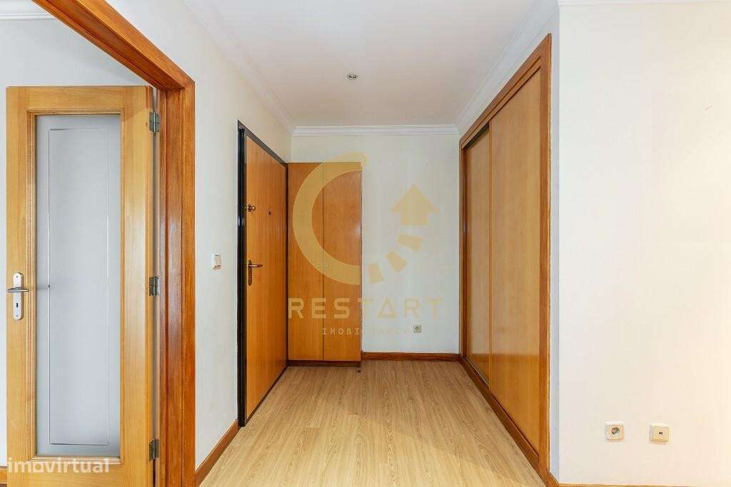 Apartamento T3 com excelente exposição solar, box fechada e junto ao m-11