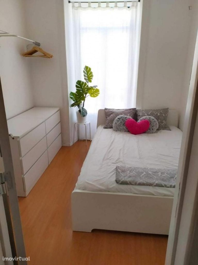 678407 - Quarto com cama de casal em apartamento com 4 quartos