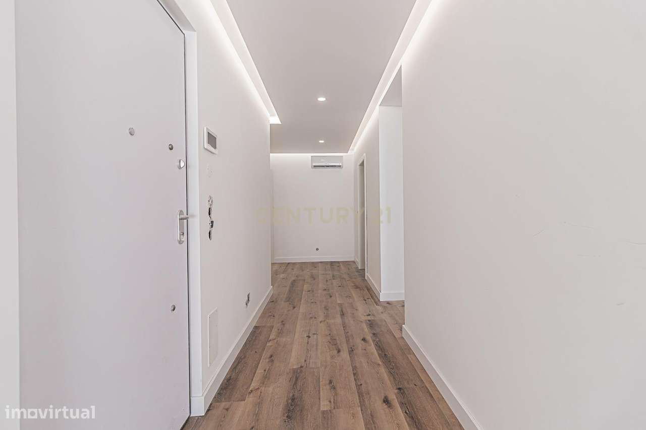 Moradia térrea com 5 suítes e piscina - Grande imagem: 2/50