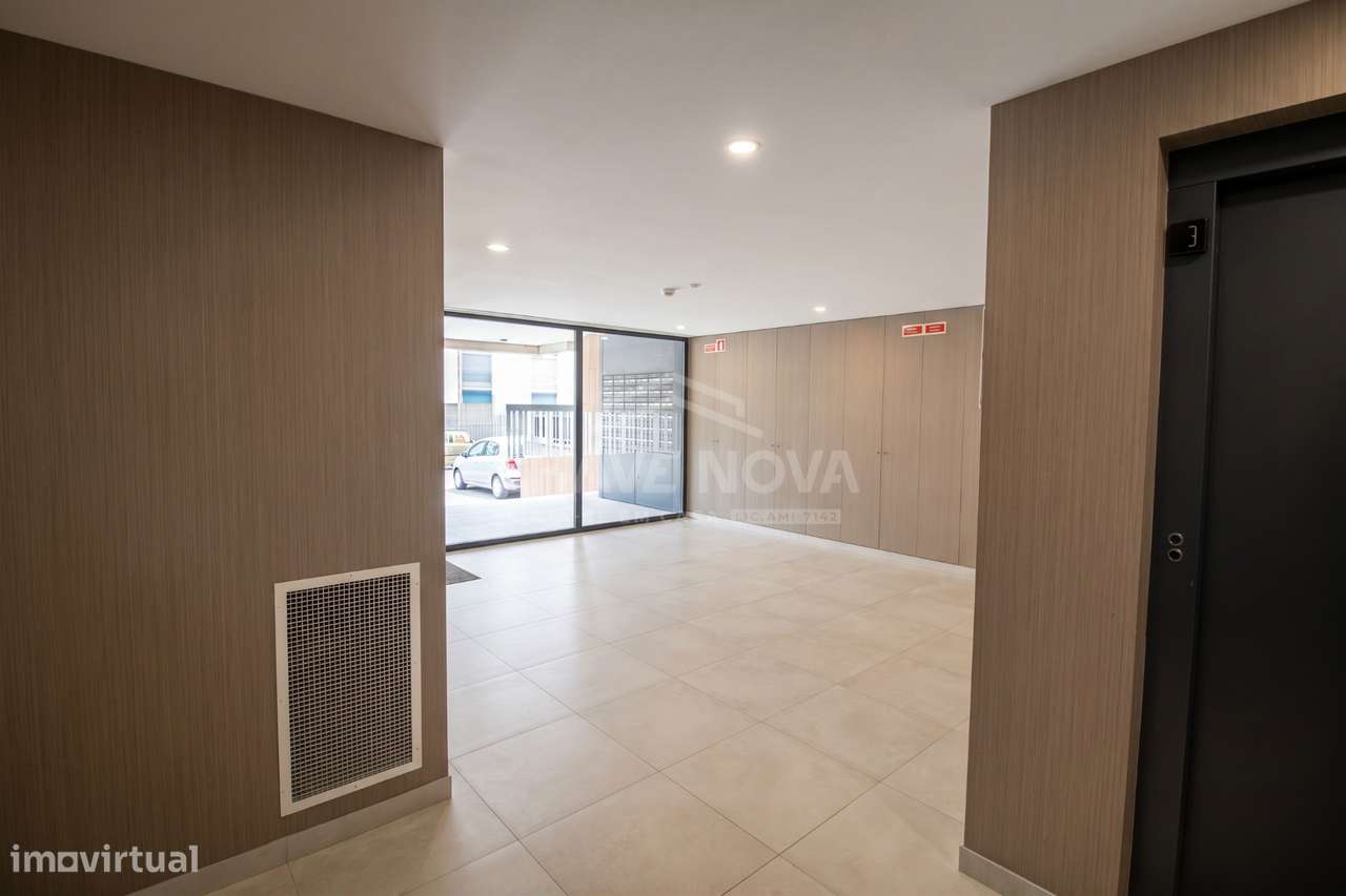 T2 Como Novo c/ Terraço em Santa Marinha (Candal)-32
