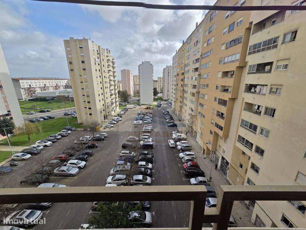 Apto T3 no Carregado Com Amplas Áreas Luz Natural, num 6º andar de ... - Grande imagem: 3/17