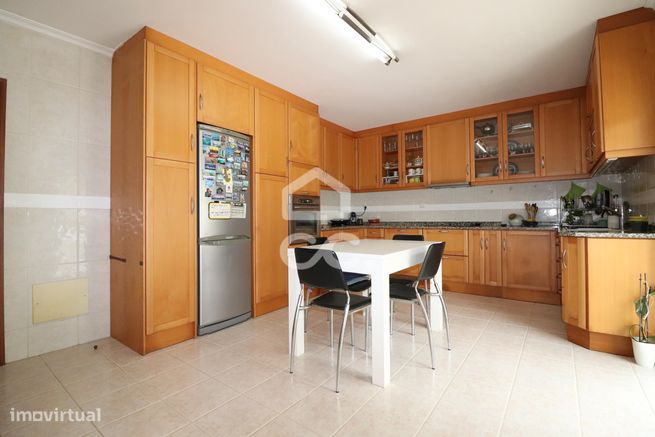 Moradia T5 nos Carvalhais com jardim, piscina e campo de jogos.-7