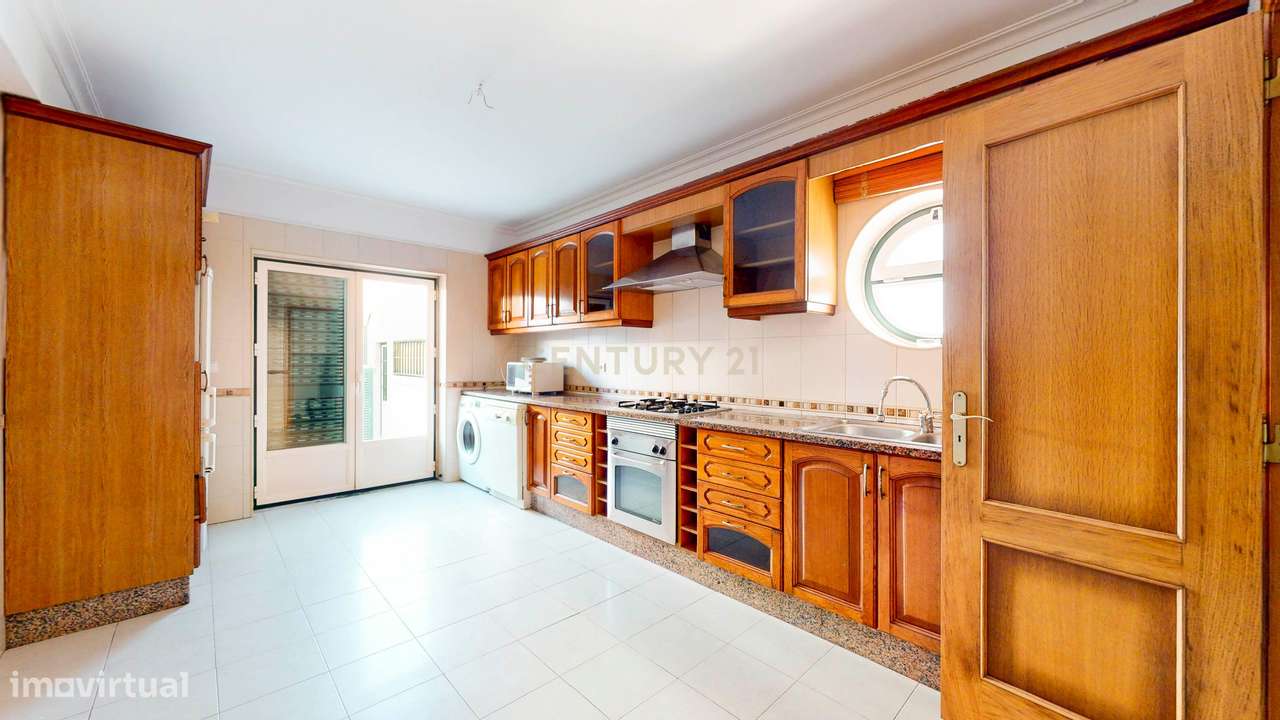 Moradia T4 em Alverca, com Jardim e Garagem-17