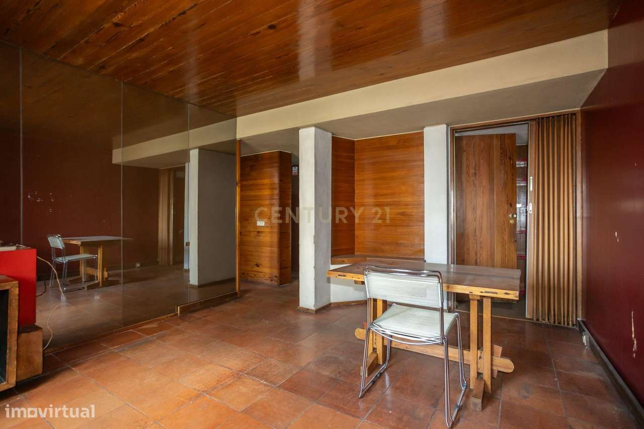 Apartamento T2 para remodelação nas Picoas -Lisboa-4
