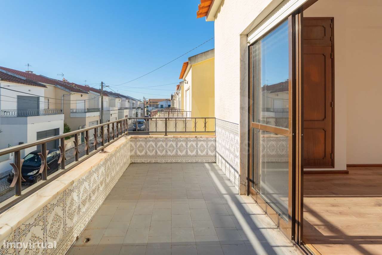 Oportunidade no Porto Alto, moradia T4+1 com 204m2 e logradouro. - Grande imagem: 4/41