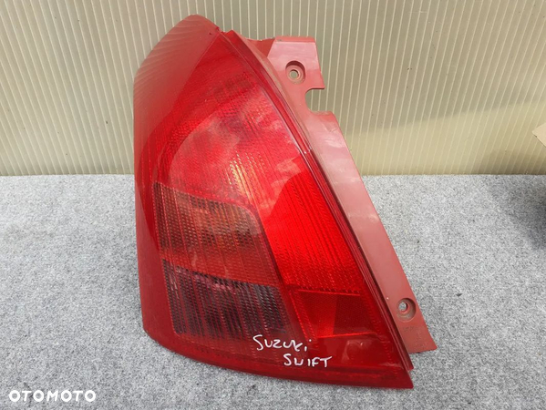 LAMPA TYLNA TYŁ LEWA SUZUKI SWIFT ORYGINAŁ WYSYŁKA! - 1