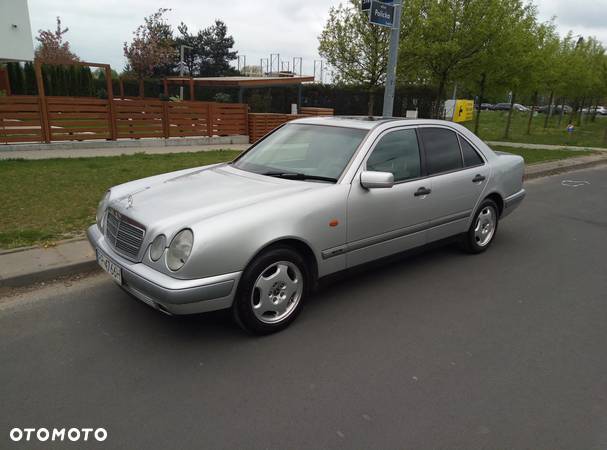 Mercedes-Benz Klasa E 300 D Classic - 26