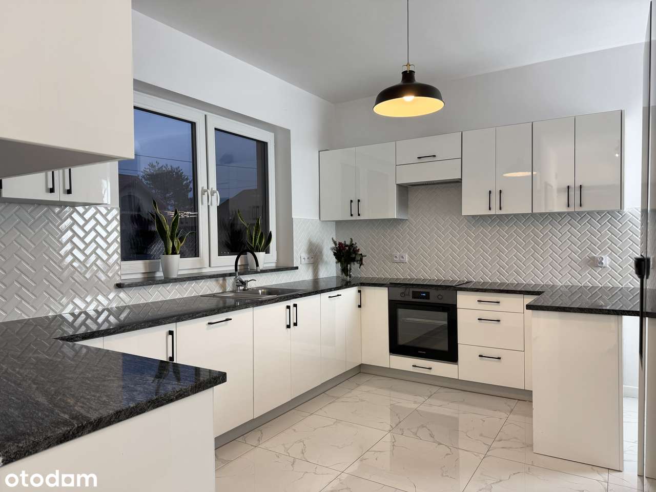 Nowoczesny dom 160 m² z garażem i ogródkiem - Pełny obrazek: 4/12