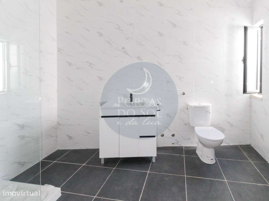 Moradia V2 c/ Loja e Terraço-8