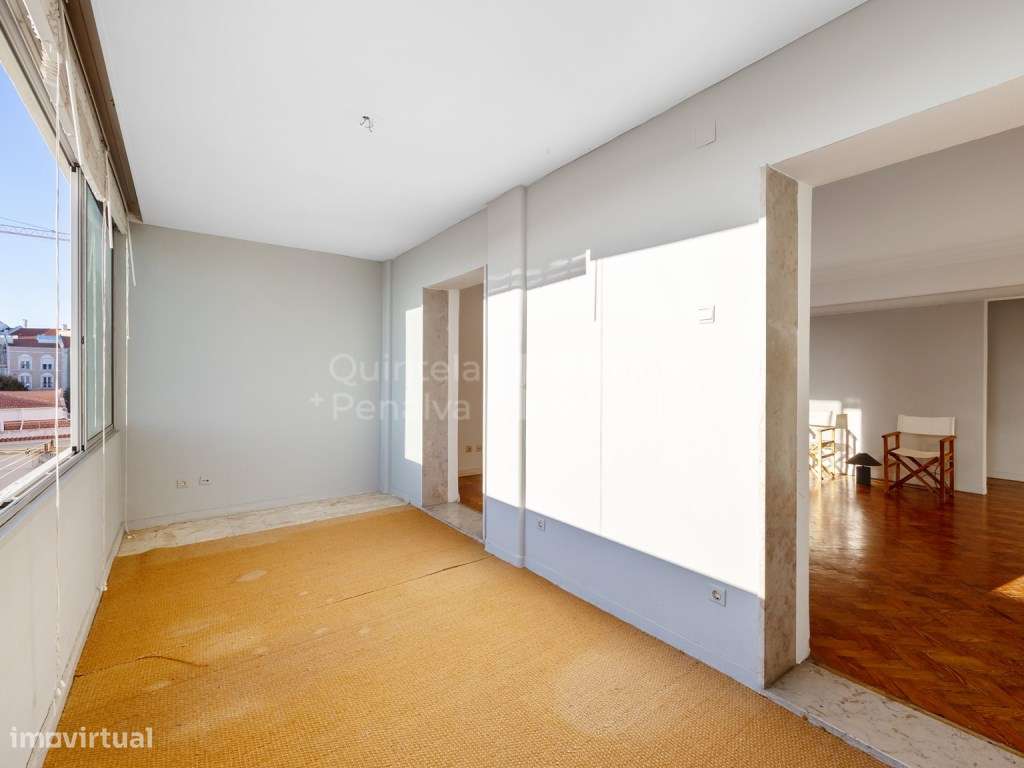 Apartamento T4, com varanda, Rua Domingos Sequeira, para obras - Grande imagem: 3/25