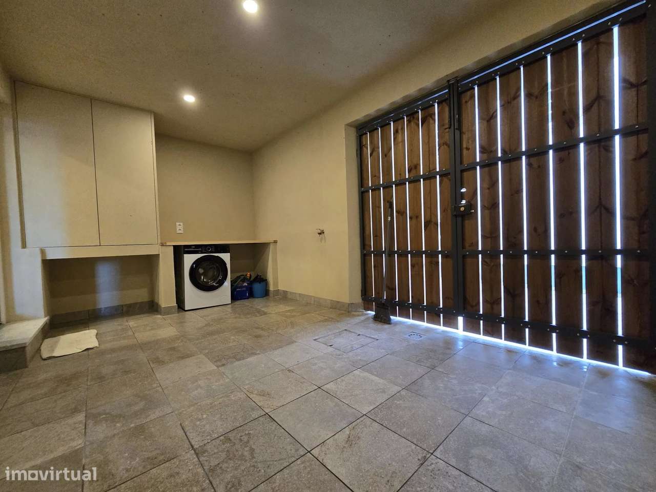 A casa onde o seu futuro começa – Moradia T3 remodelada, moderna e lum-41