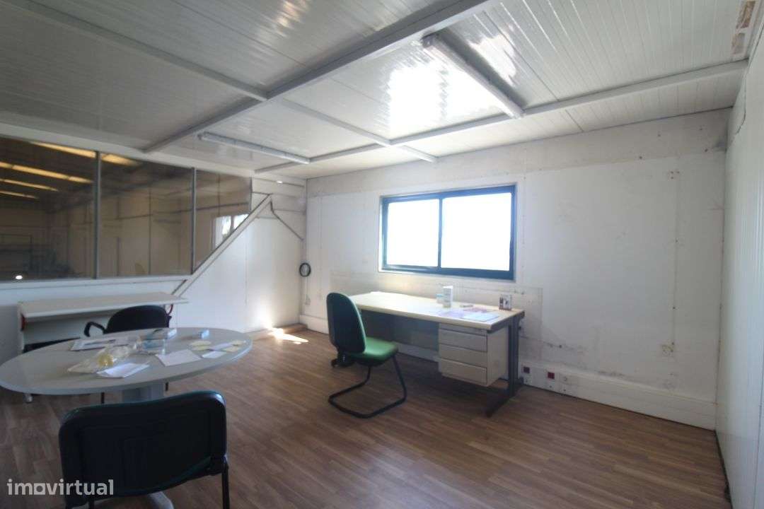 Excelente Armazém em Esmoriz-8