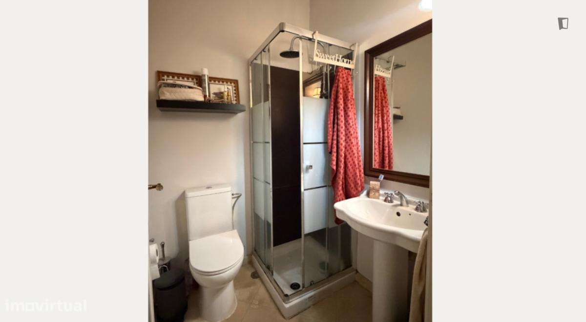 Quarto - localizado em Algés Lisbon - Grande imagem: 5/6