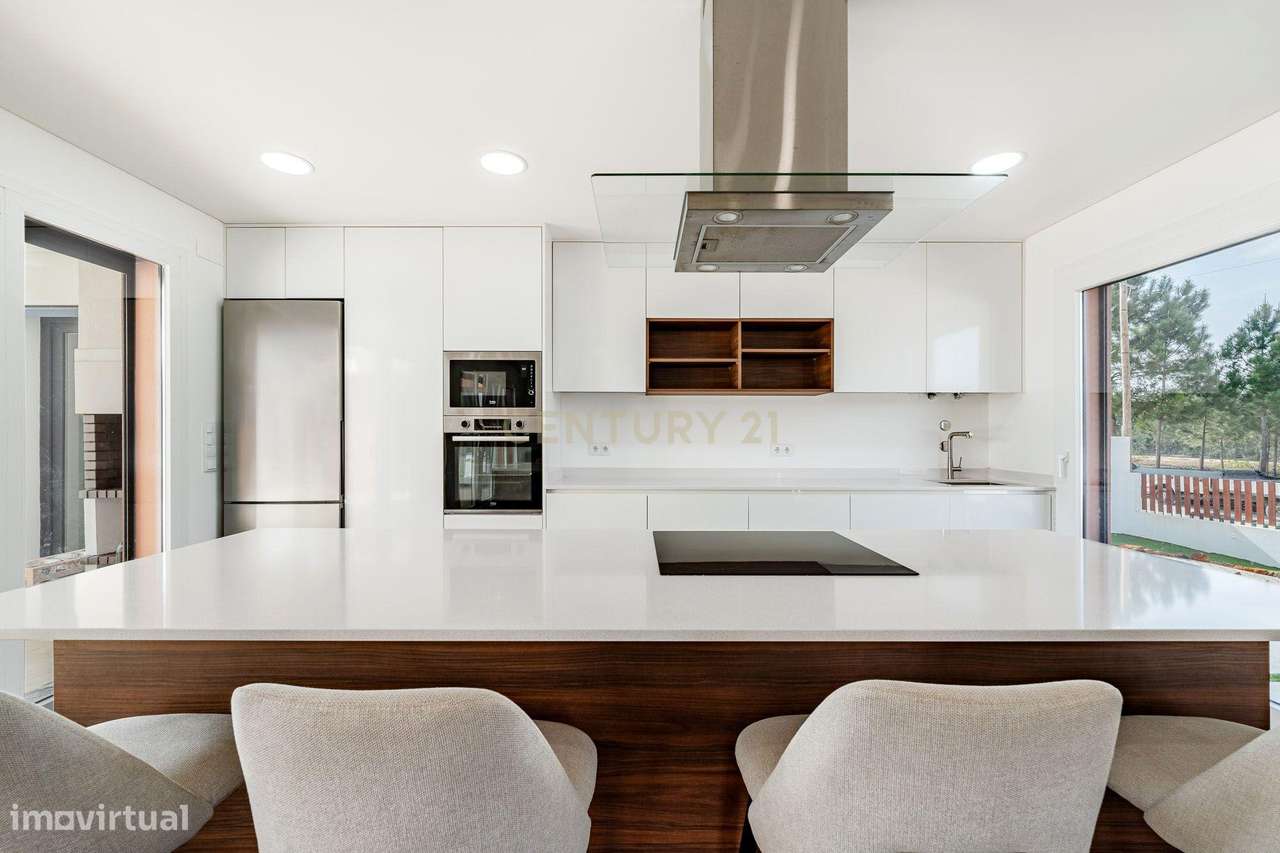 Moradia T4 em Fernão Ferro, Seixal, com Piscina e enorme Jardim-16