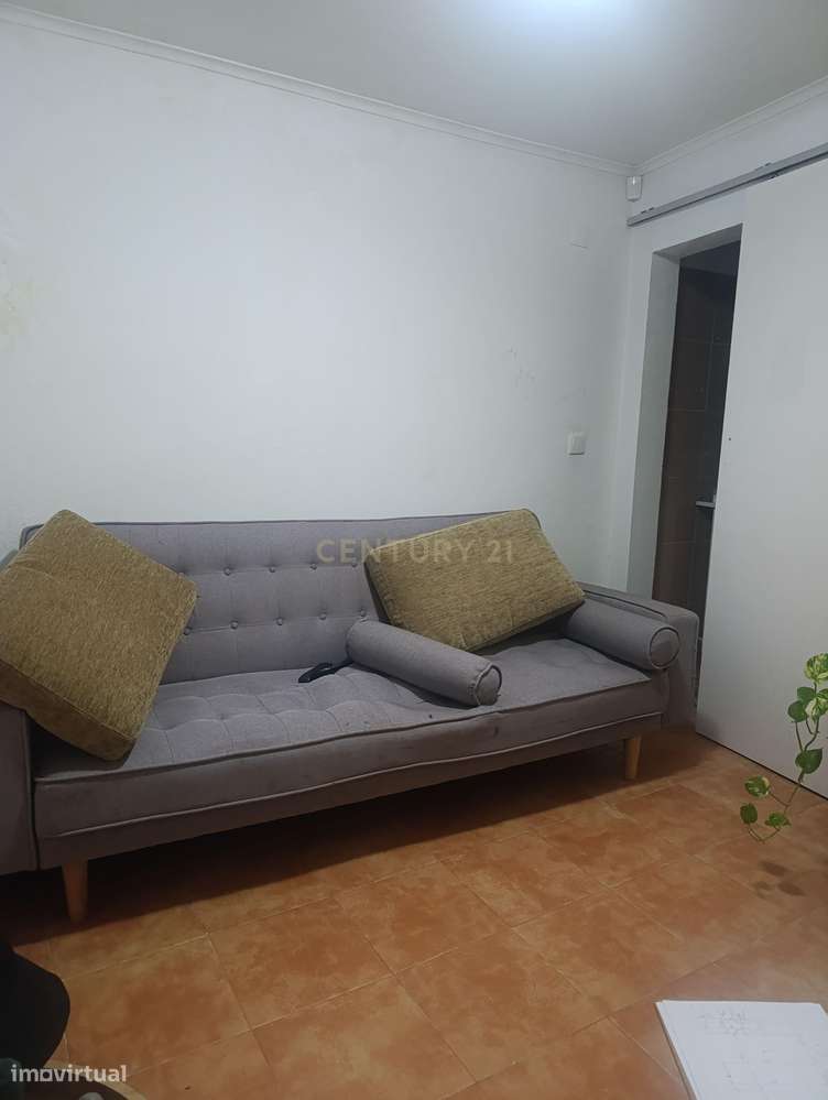 Casa T2 em Almada com 2 casas de banho e boa exposição solar-5