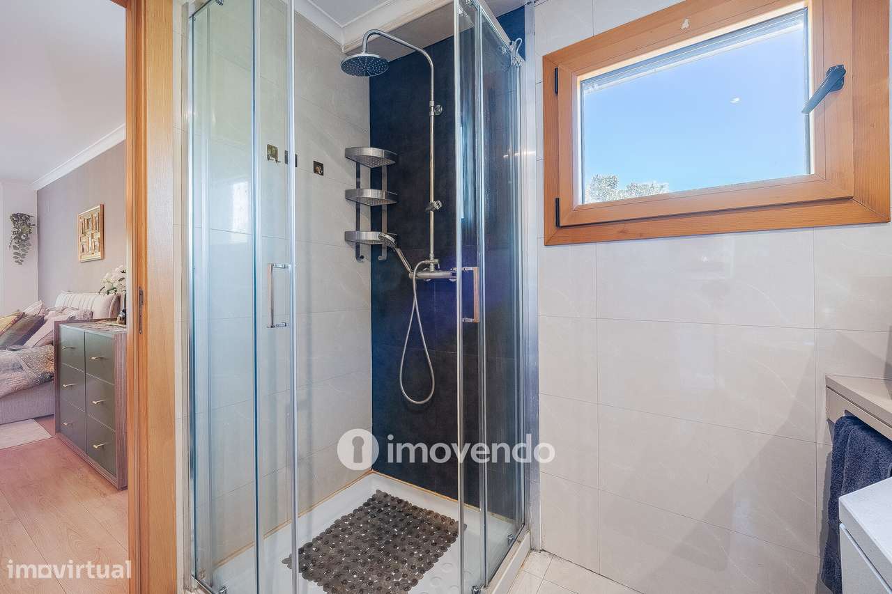 Apartamento T2 moderno, com garagem e varanda enorme, na Malvarosa-26