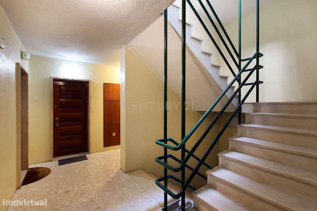 Mem Martins - Apartamento T1 transformado em T2 em zona tranquila.-16