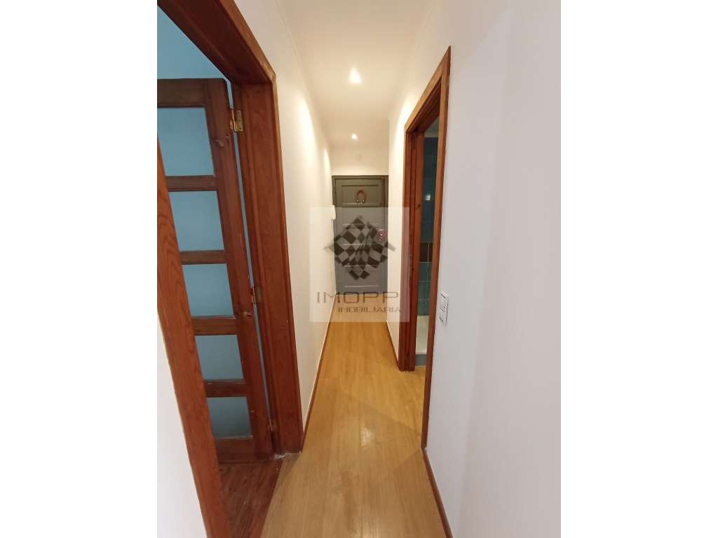 Espetacular T1 remodelado com logradouro em Benfica-16