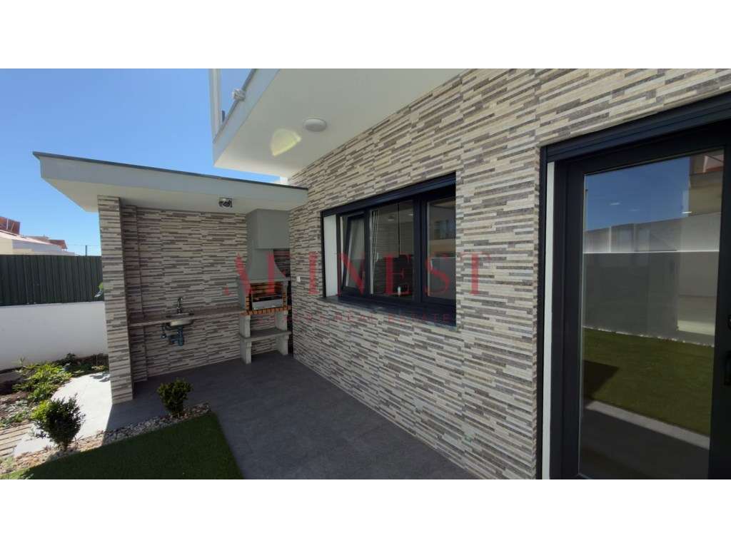 Moradia em Famões pensada para T4 | sala de 43 m² que dá 4.º quarto...-1